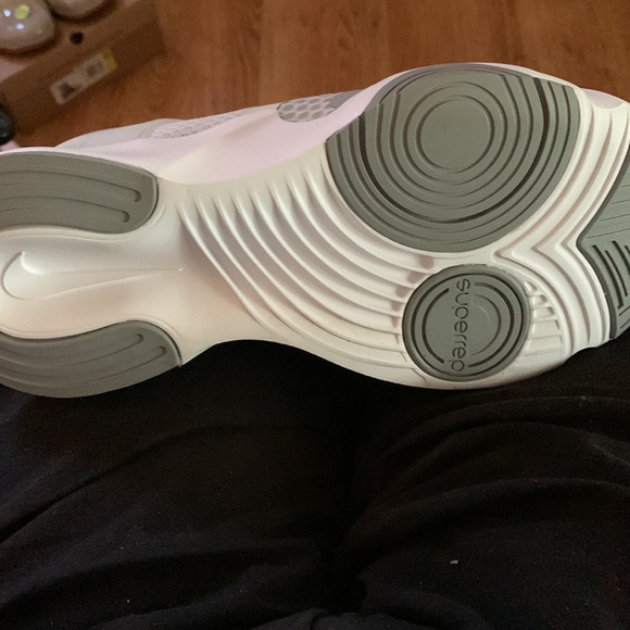 Nike mens white/ grey cross trainer size 8.5 brand new with box! Size 9.5/10 W - Picture 3 of 3